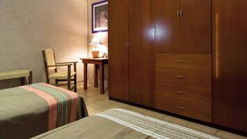 4 chambres, coffres-forts dans les chambres, bureau