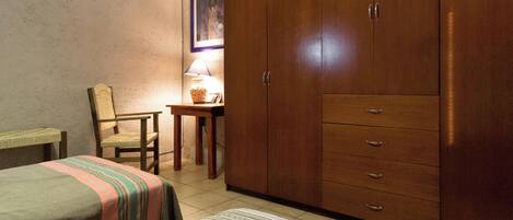 4 bedrooms, in-room safe, desk, iron/ironing board