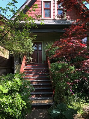 Exterior detail - Kitsilano Garden Walk-Out 2 Bedroom (Vancouver)