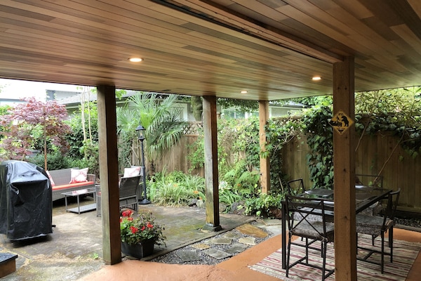 屋外ダイニングエリア