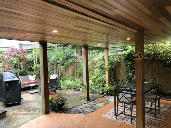 Outdoor dining - Kitsilano Garden Walk-Out 2 Bedroom (Vancouver)