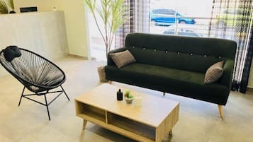 32-inch LED TV with cable channels, TV