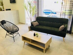 تلفزيون إل إي دي بحجم 32-بوصة يعرض قنوات تلفزيونية باشتراك مدفوع