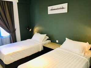 Deluxe-Zweibettzimmer | Hochwertige Bettwaren, Tempur-Pedic-Betten, Zimmersafe, Schreibtisch