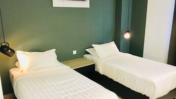 Kamar Twin Deluks | Seprai premium, tempat tidur Tempur-Pendic, brankas, dan meja kerja