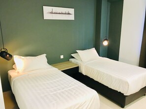 Tomannsrom – deluxe | Sengetøy av topp kvalitet, Tempur-Pedic-senger og safe på rommet