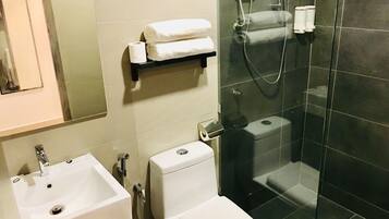 Pengering rambut, kloset, handuk, dan sabun