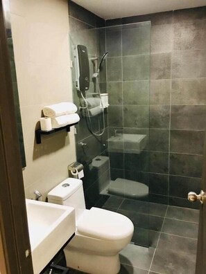 Hair dryer, bidet, towels, soap - Enclave Business Hotel (Putrajaya)