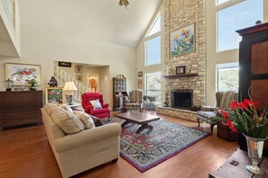 House, 3 Bedrooms | Living area | TV, fireplace, offices