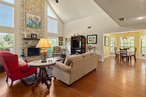 House, 3 Bedrooms | Living area | TV, fireplace, offices