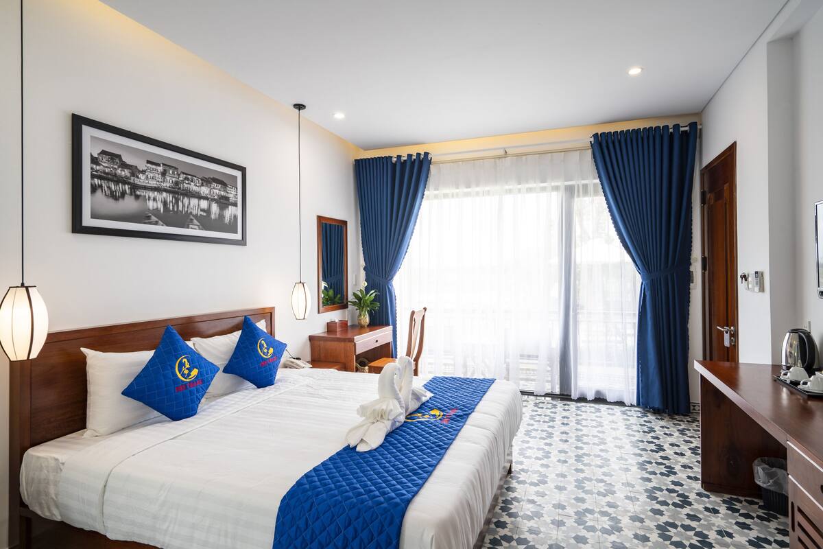 Premium bedding, down duvets, minibar, in-room safe
