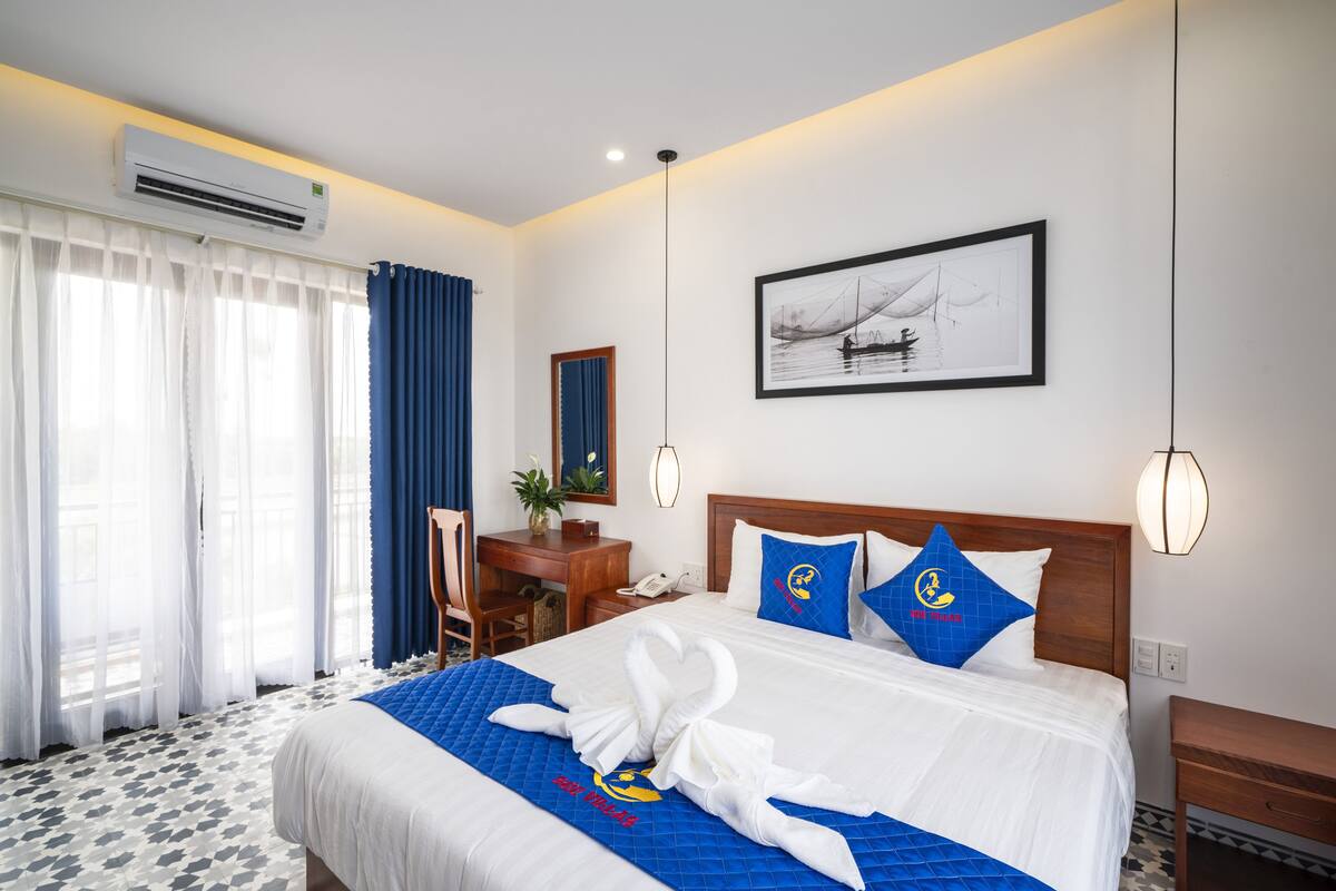 Premium bedding, down duvets, minibar, in-room safe