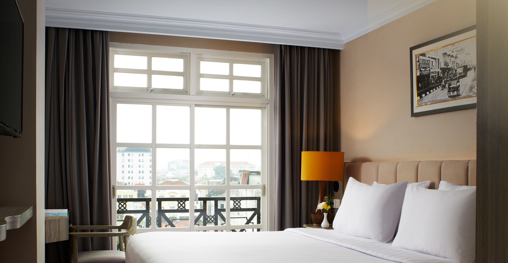 Skrivebord, wi-fi (inkludert) og sengetøy