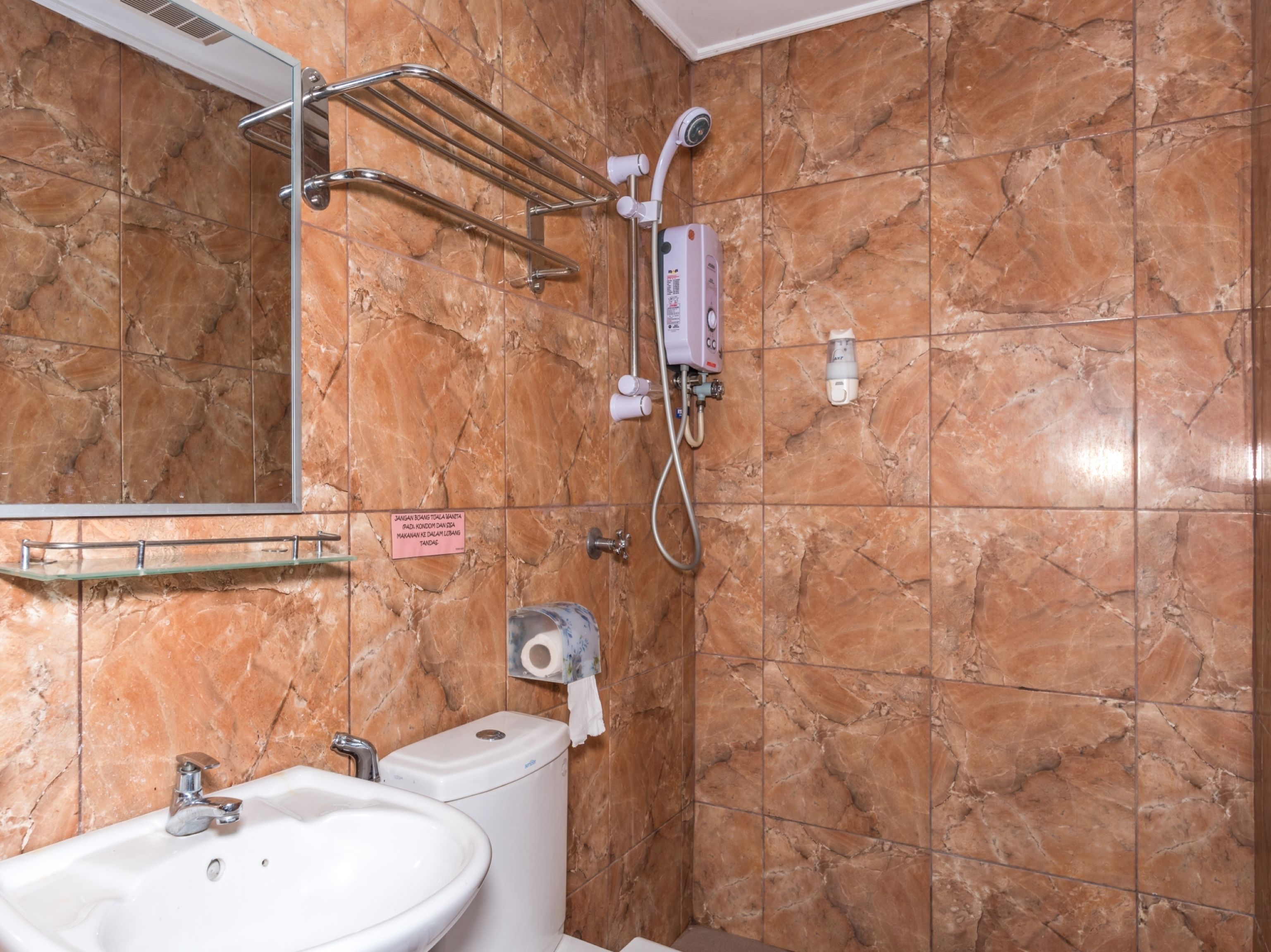 deluxe double room, 1 king bed | bathroom | shower, slippers, bidet, towels