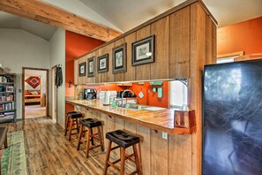 Fridge, microwave, stovetop, dishwasher
