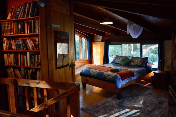 2 bedrooms, iron/ironing board, internet, bed sheets