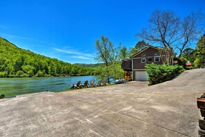 Property grounds - Cozy Cabin on Tenn River - 10 Mi to Chattanooga! (Chattanooga)