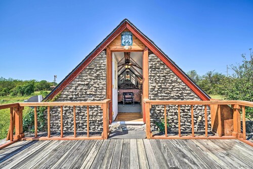 'The Rockhouse Cottage' with Deck on Tulsa Farm!