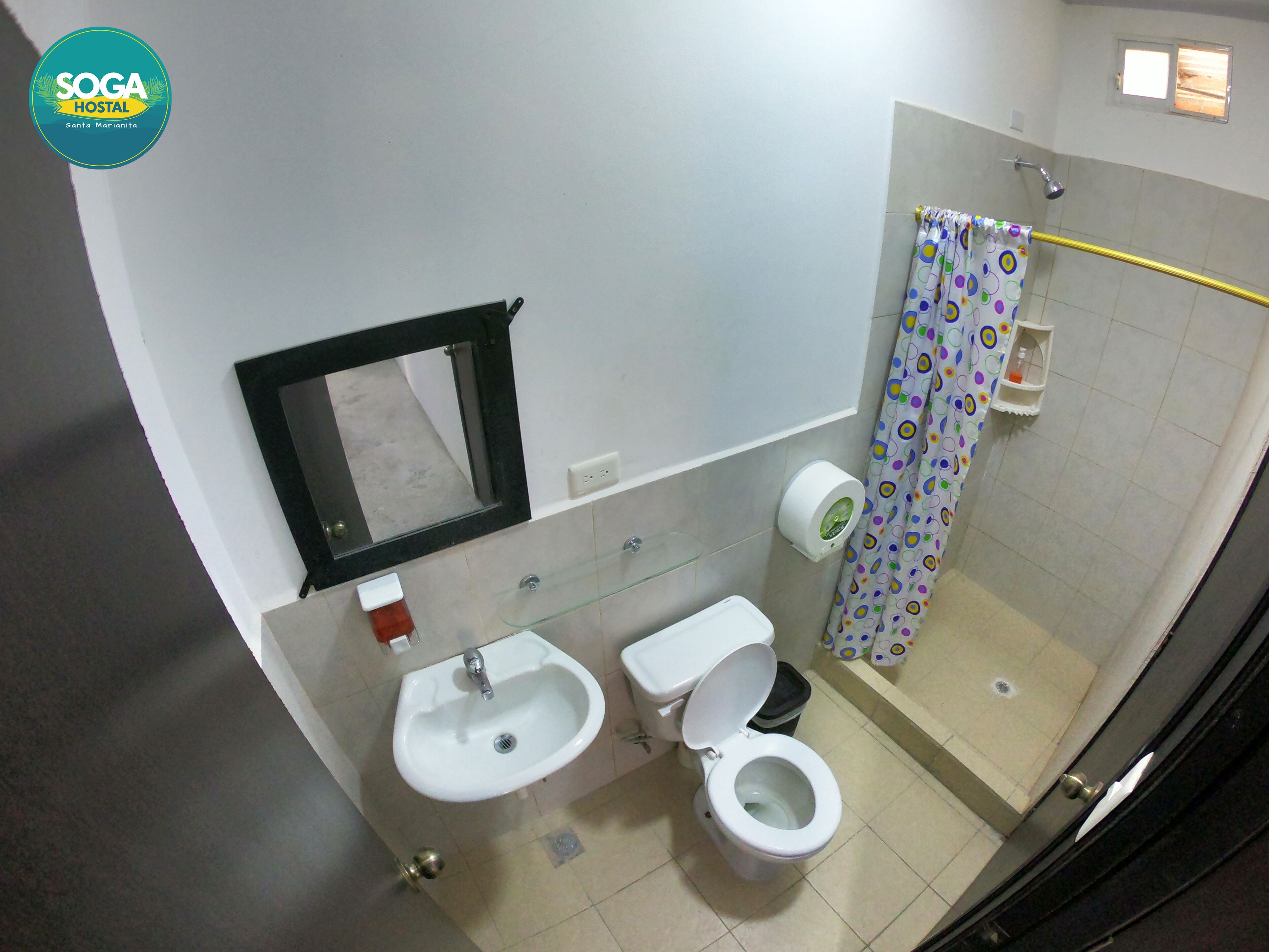 Un baño con lavamanos, inodoro y ducha.