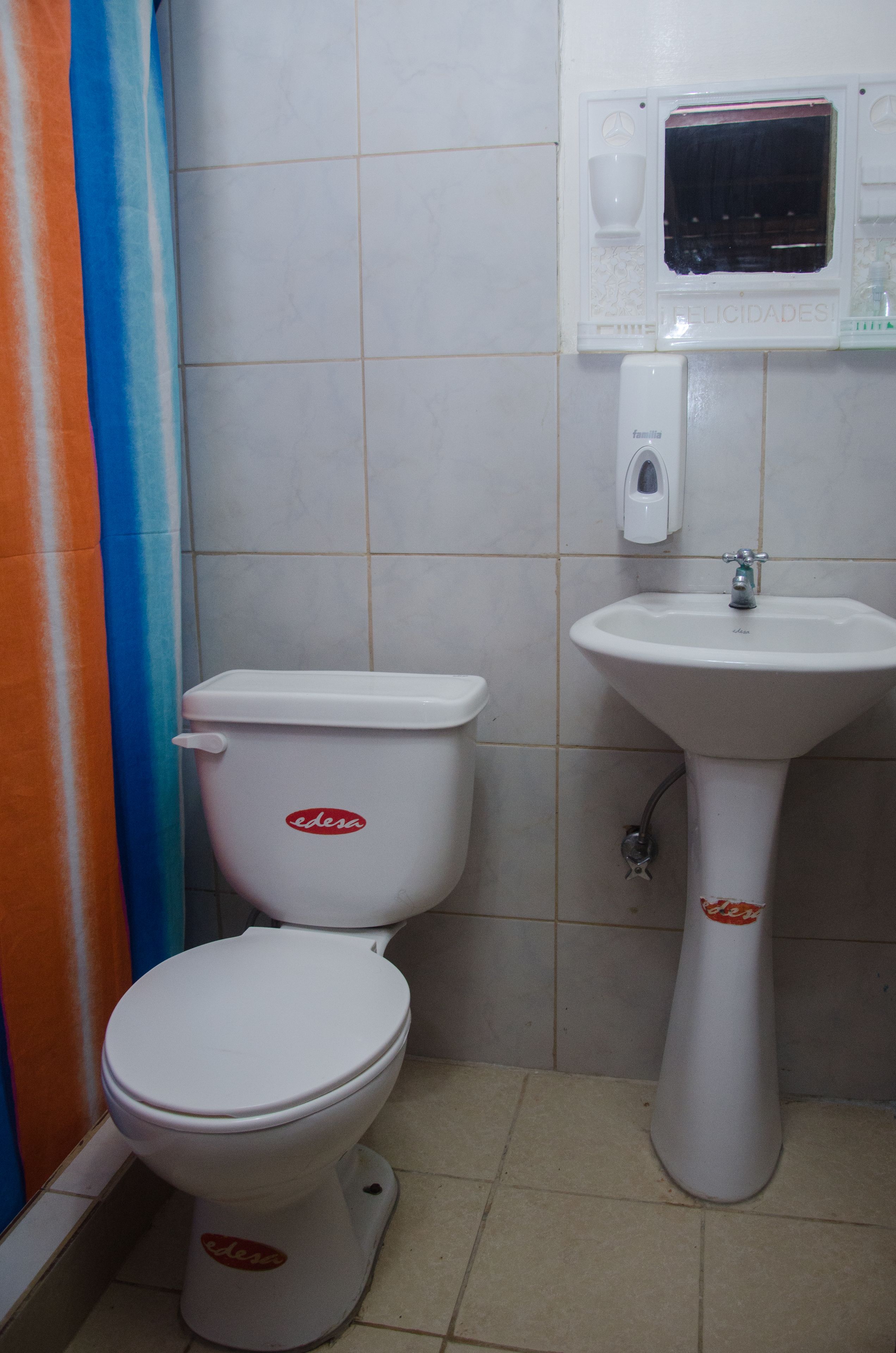 Un baño con inodoro y lavabo.