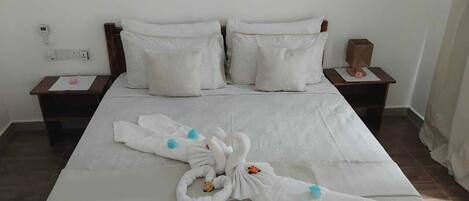 2 bedrooms, iron/ironing board, internet, bed sheets