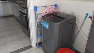 Réfrigérateur, four, plaque de cuisson, grille-pain