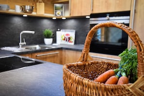 Jääkaappi, uuni, astianpesukone, kahvin-/teenkeitin