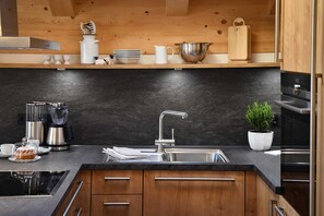 Een koelkast, een oven, een vaatwasser, een koffiezetapparaat/waterkoker