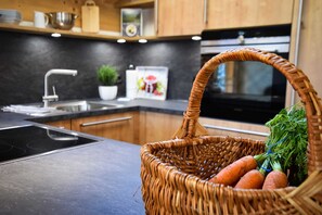 Geladeira, fogão, lava-louças, cafeteira/chaleira