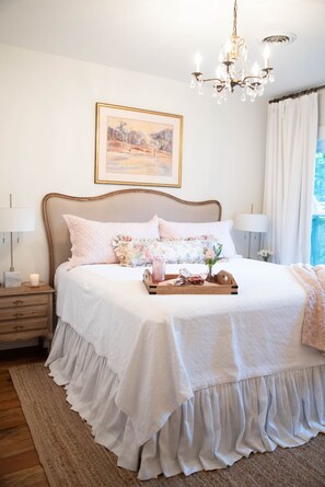 3 dormitorios, escritorio, tabla de planchar con plancha y cuna de viaje