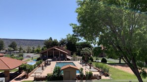 Ein Resort mit Schwimmbad, Sitzgelegenheiten im Freien und einem Gebäude mit Terrasse.