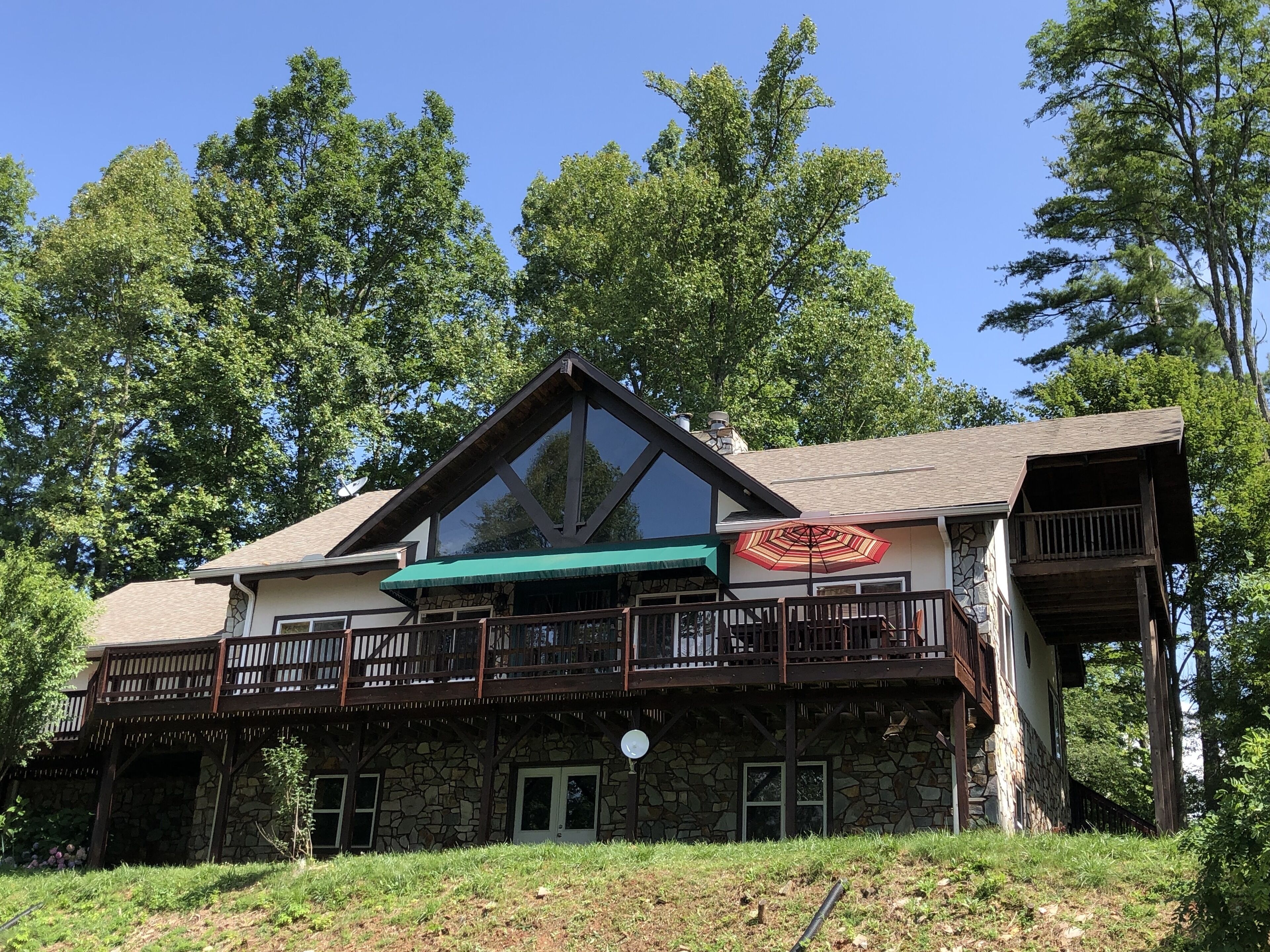 Bryson City, Lake Fontana, mountain top views, hot tub, wifi