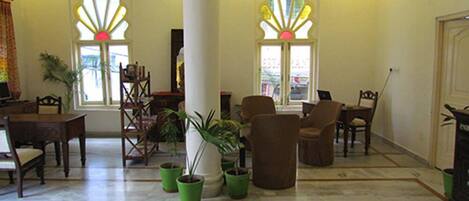 Coin salon dans le hall