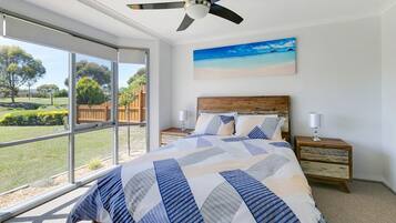 3 bilik tidur, meja, seterika/papan seterika, katil bayi mudah alih