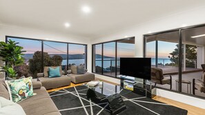 Smart TV, Netflix, DVD player, books - Ellerina Sea Vista | Stunning Views with Pool and Sauna (Mount Martha)