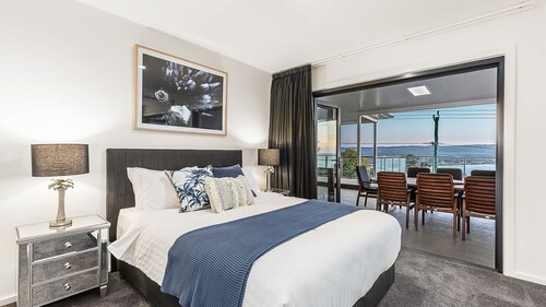 Ellerina Sea Vista - Retraite de luxe avec piscine, vue imprenable sur l'eau, terrasse, promenade jusqu'à la plage