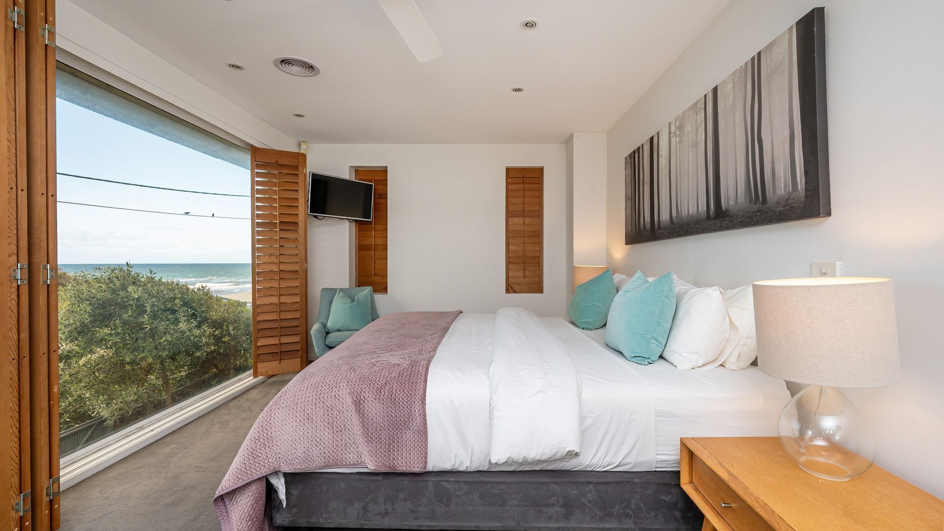 4 habitaciones, escritorio y tabla de planchar con plancha 