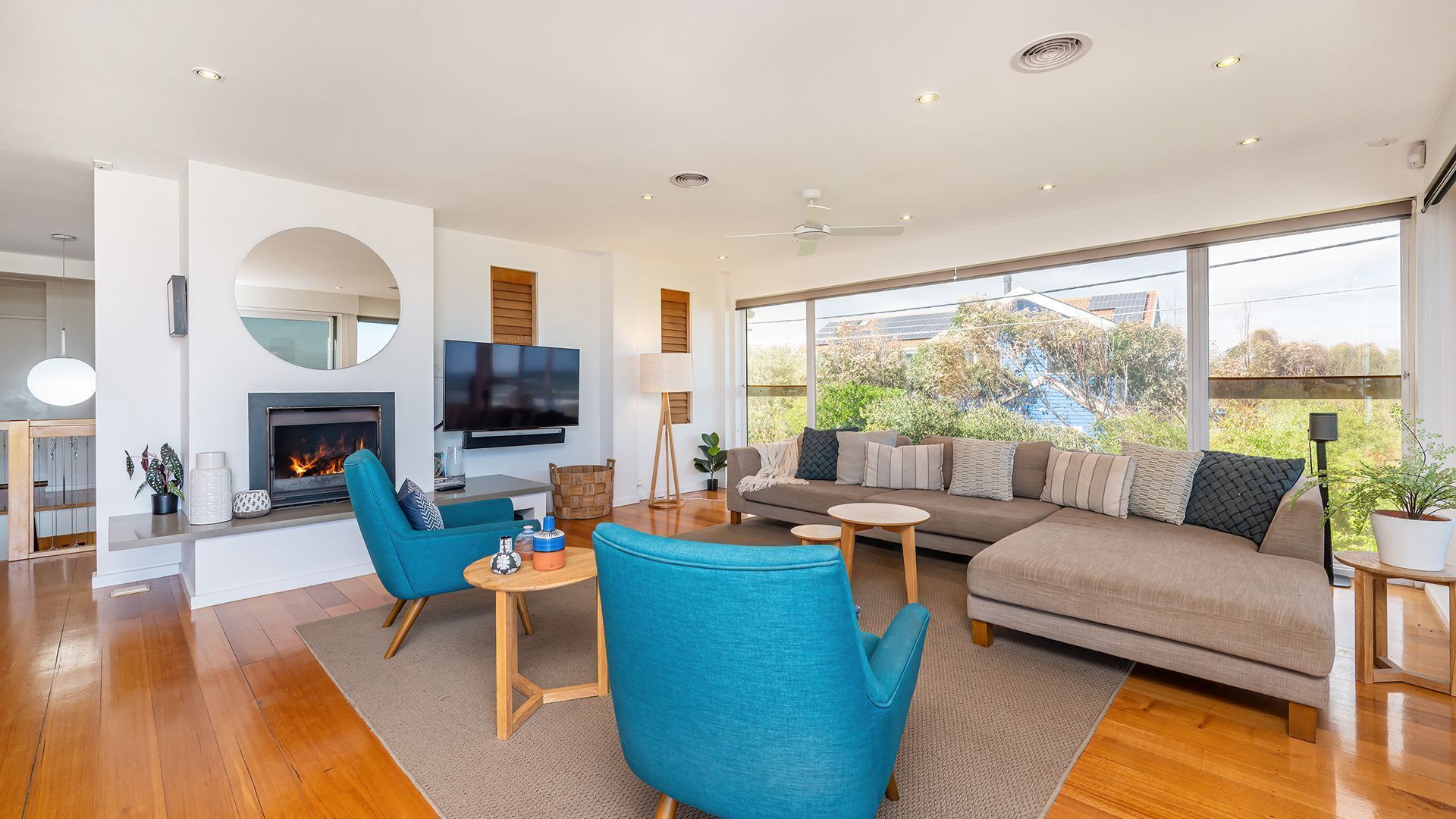 Smart TV, fireplace, ping pong, books
