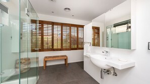 Bathtub, hair dryer, towels - Anchor Beachfront | Pet Friendly on the Beach (Frankston)