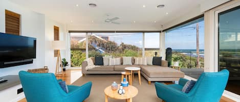 Smart TV, chimenea, tenis de mesa y libros