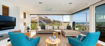 Anchor Beachfront Retreat: moderno, admite mascotas, en la playa, vistas al agua, chimenea, wifi