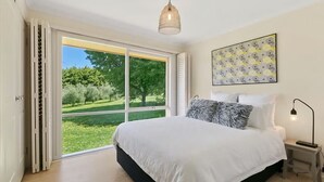 3 soverom, skrivebord, strykejern/-brett og reiseseng for barn