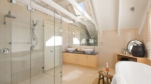 Bathtub, hair dryer, towels - Hamptons Retreat | Chic Luxury with Pool and Views (Mount Martha)