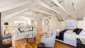 4 slaapkamers, een bureau, een strijkplank/strijkijzer, reisbedje