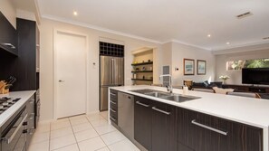 Een koelkast, een microgolfoven, een oven, een kookplaat