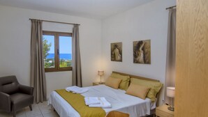 5 bedrooms, iron/ironing board, WiFi, bed sheets - Exceptional Large Villa, FREE HEATED Pool 1 NOV - 15 JAN, Privacy,Prime Location (Peyia)
