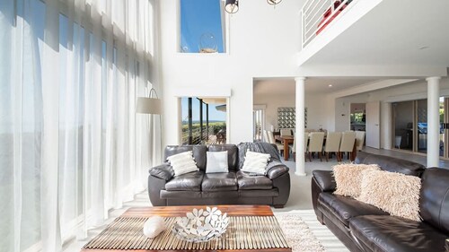 Vue de la Mer | Luxe Retreat: Tennis, Pool & Views