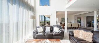 Vue de la Mer - Ylellinen, iso koti, josta on nÀkymÀt vesille, uima-allas, poreallas, Cabana, tenniskenttÀ