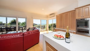 Interior - Vue de la Mer | Luxe Retreat, Tennis, Pool & Views (Mount Martha)