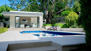 Pool - Vue de la Mer | Luxe Retreat, Tennis, Pool & Views (Mount Martha)